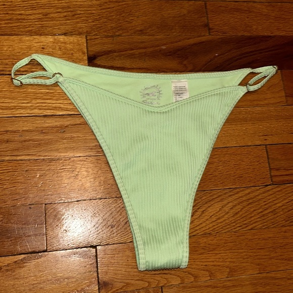 Green bikini - Picture 4 of 5